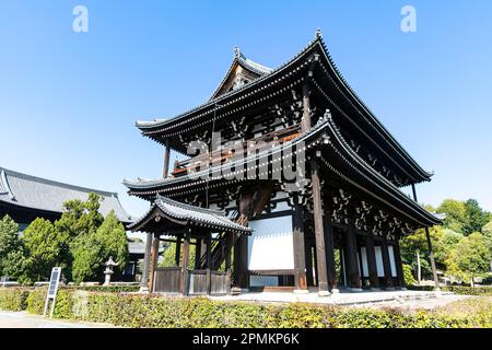 Kyoto April 2023, Tofuku-Ji buddhistische Tempelstruktur in Kyoto Stadt vor blauem Himmel, Japan, Asien Stockfoto