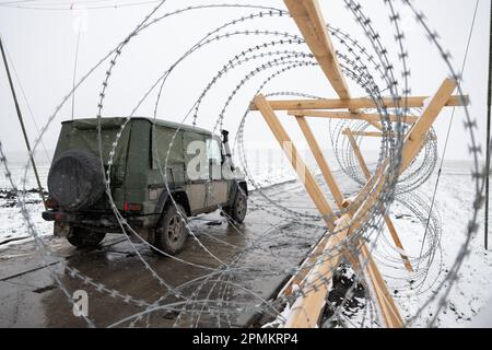 Miaczyn, Polen. 03. April 2023. Ein Militärfahrzeug am Standort des Luftabwehrsystems Patriot der Bundeswehr hinter Stacheldraht im Südosten Polens. (Dpa: 'Wie die Bundeswehr ein Stück der östlichen Flanke der NATO schützt') Kredit: Sebastian Kahnert/dpa/Alamy Live News Stockfoto