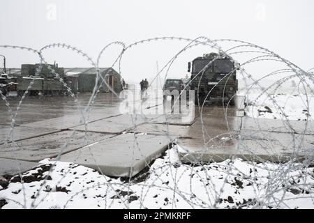 Miaczyn, Polen. 03. April 2023. Militärfahrzeuge am Standort des Patriot-Luftabwehrsystems der Bundeswehr im Südosten Polens hinter einem Stacheldrahtzaun. (Dpa: 'Wie die Bundeswehr ein Stück der östlichen Flanke der NATO schützt') Kredit: Sebastian Kahnert/dpa/Alamy Live News Stockfoto