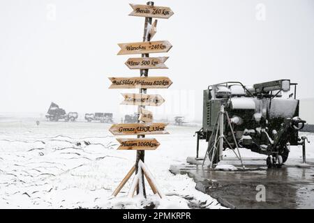 Miaczyn, Polen. 03. April 2023. Ein Wegweiser steht auf einem schneebedeckten Feld im Südosten Polens am Standort des Luftabwehrsystems Patriot der Bundeswehr. (Dpa: 'Wie die Bundeswehr ein Stück der östlichen Flanke der NATO schützt') Kredit: Sebastian Kahnert/dpa/Alamy Live News Stockfoto