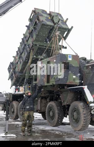 Miaczyn, Polen. 03. April 2023. Soldaten der Bundeswehr benutzen einen Kran, um die Haube eines Generators der Abschussrampe für die Führungsraketen des Patriot-Luftabwehrsystems zu heben.(to dpa: 'How the Bundeswehr protect a piece of NATO's Eastern flank') Kredit: Sebastian Kahnert/dpa/Alamy Live News Stockfoto