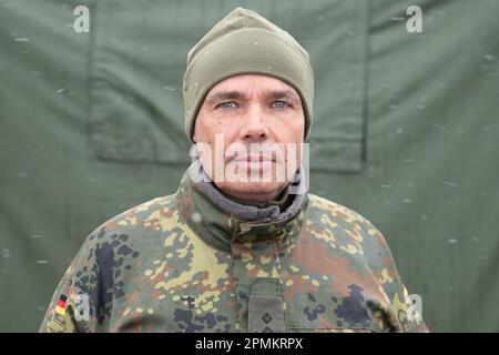 Miaczyn, Polen. 03. April 2023. Oberst Jörg Sievers am Standort des Luftabwehrsystems Patriot. (Dpa: 'Wie die Bundeswehr ein Stück der östlichen Flanke der NATO schützt') Kredit: Sebastian Kahnert/dpa/Alamy Live News Stockfoto