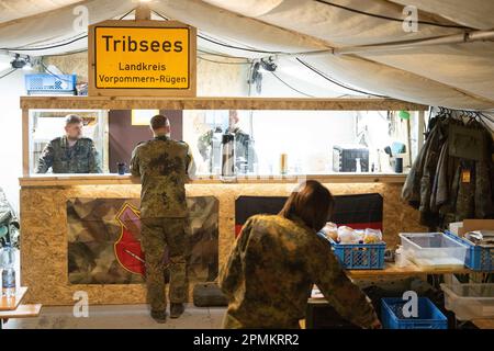 Miaczyn, Polen. 03. April 2023. Soldaten der Bundeswehr stehen in einem Zelt am Standort des Luftverteidigungssystems Patriot.(to dpa: 'How the Bundeswehr protect a piece of NATO's Eastern flank') Kredit: Sebastian Kahnert/dpa/Alamy Live News Stockfoto