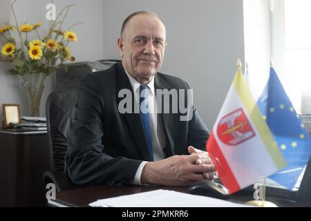 Miaczyn, Polen. 03. April 2023. Ryszard Borowski, Bürgermeister der Gemeinde Miaczyn, sitzt in seinem Büro. (An dpa: 'How the Bundeswehr protect a piece of NATO's Eastern flank'). Kredit: Sebastian Kahnert/dpa/Alamy Live News Stockfoto