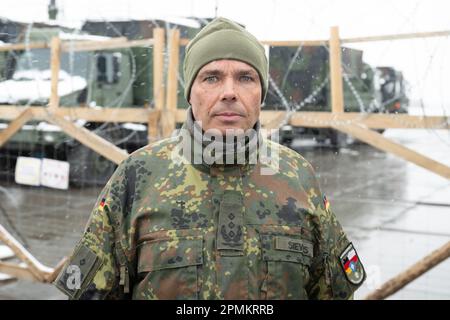 Miaczyn, Polen. 03. April 2023. Oberst Jörg Sievers am Standort des Luftabwehrsystems Patriot. (Dpa: 'Wie die Bundeswehr ein Stück der östlichen Flanke der NATO schützt') Kredit: Sebastian Kahnert/dpa/Alamy Live News Stockfoto