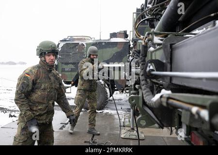 Miaczyn, Polen. 03. April 2023. Soldaten der Bundeswehr arbeiten an einem Kran neben Anhängern, mit Abschussvorrichtungen für Führungsraketen des Patriot-Luftabwehrsystems. (Dpa: 'Wie die Bundeswehr ein Stück der östlichen Flanke der NATO schützt') Kredit: Sebastian Kahnert/dpa/Alamy Live News Stockfoto