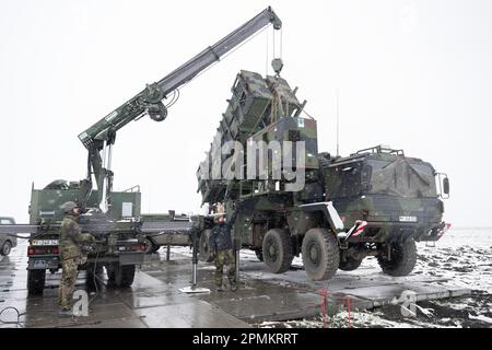 Miaczyn, Polen. 03. April 2023. Soldaten der Bundeswehr heben mit einem Kran das Vordach von einem Generator der Abschussrampe für Führungsraketen des Patriot-Luftabwehrsystems. (Dpa: 'Wie die Bundeswehr ein Stück der östlichen Flanke der NATO schützt') Kredit: Sebastian Kahnert/dpa/Alamy Live News Stockfoto