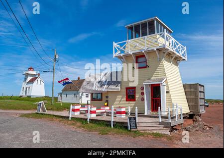 Oh Hey am Meer - eine Geschenkboutique in einem Gebäude wie ein Leuchtturm. Der Hafenblitz ist auf der linken Seite zu sehen. North Rustico, Prince Edward Island. Stockfoto