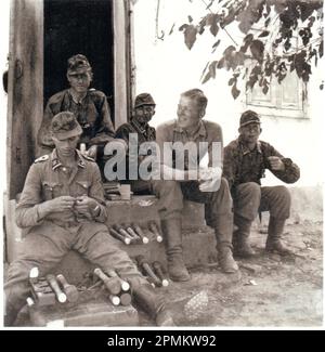 B&W-Foto aus dem 2. Weltkrieg Deutsche Soldaten aus der Wiking SS Division pürieren ihre Granaten vor einem Angriff im südlichen Sektor Russlands im Jahr 1942 Stockfoto