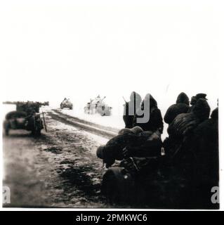 2. Weltkrieg B&W Foto Deutsche Truppen und Tanks versammeln sich in der Nähe von Charkov 1943... Die Männer sind von der 3. SS Panzer Division Totenkopf, das ist ein Privatfoto von einem ehemaligen Mitglied der Division Stockfoto