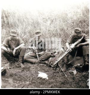 World war Two B&W Foto Waffen SS Männer reinigen ihre Waffen an der russischen Front 1943 Dies ist ein privates Foto von einem Album eines ehemaligen Mitglieds der Totenkopf SS Division Stockfoto