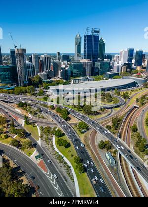 Höhenaufnahme von Perth City und Autobahnverkehr in Australien Stockfoto