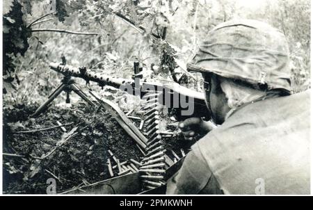 World war Two B&W Foto Ein deutscher Maschinenschütze feuert auf den südlichen Sektor der russischen Front bei Kerch. Der Mann ist von der SS Wiking Division... Stockfoto