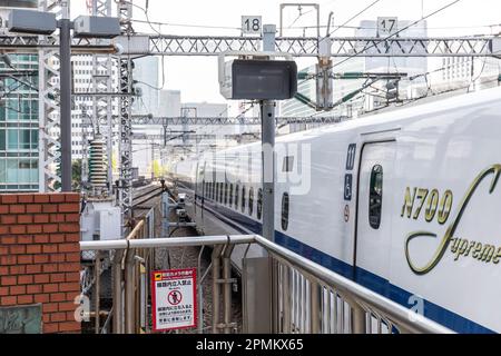 Shinkansen-Hochgeschwindigkeitszug am Bahnhof Tokio, Japan Rail, 2023 Stockfoto