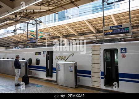 Shinkansen-Hochgeschwindigkeitszug am Bahnhof Tokio, Japan Rail, 2023 Stockfoto