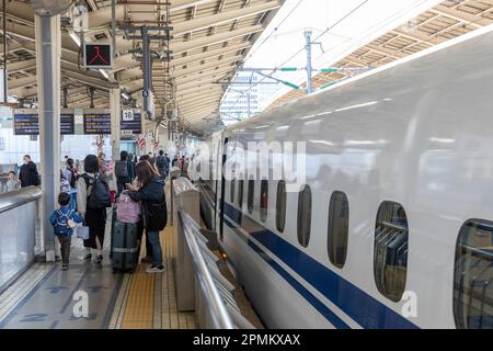 Shinkansen-Hochgeschwindigkeitszug am Bahnhof Tokio, Japan Rail, 2023 Stockfoto