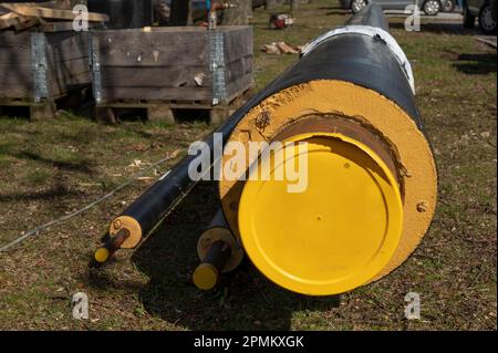 Das gelbe Ende einer Fernwärmeleitung auf dem Boden auf einer Baustelle in Frederikssund, Dänemark, 13. April 2023 Stockfoto