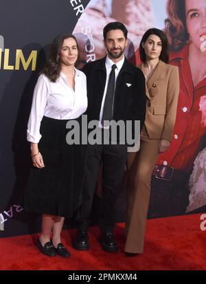 Los Angeles, Kalifornien, USA 13. April 2023 (L-R): Lucia Aniello, Ehemann Director Paul Thomas Anderson und Jen Statsky nehmen am 13. April 2023 am Eröffnungsabend des TCM Classic Film Festival 2023 im TCL Chinese Theatre in Los Angeles, Kalifornien, USA Teil. Foto: Barry King/Alamy Live News Stockfoto