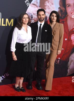 Los Angeles, Kalifornien, USA 13. April 2023 (L-R): Lucia Aniello, Ehemann Director Paul Thomas Anderson und Jen Statsky nehmen am 13. April 2023 am Eröffnungsabend des TCM Classic Film Festival 2023 im TCL Chinese Theatre in Los Angeles, Kalifornien, USA Teil. Foto: Barry King/Alamy Live News Stockfoto