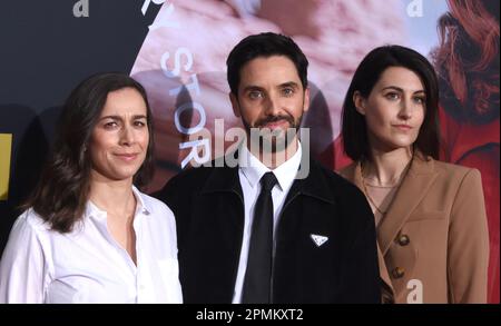 Los Angeles, Kalifornien, USA 13. April 2023 (L-R): Lucia Aniello, Ehemann Director Paul Thomas Anderson und Jen Statsky nehmen am 13. April 2023 am Eröffnungsabend des TCM Classic Film Festival 2023 im TCL Chinese Theatre in Los Angeles, Kalifornien, USA Teil. Foto: Barry King/Alamy Live News Stockfoto