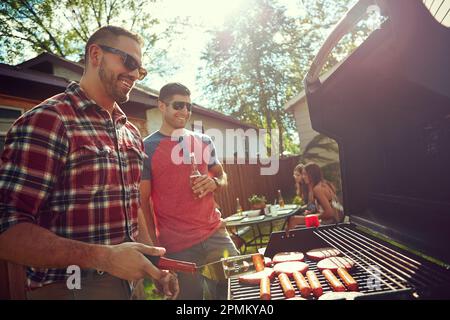 Im Sommer und um easy...friends Uhr wird draußen gegrillt. Stockfoto