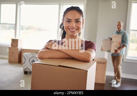 Lass das Auspacken beginnen. Ein junges Paar, das in sein neues Zuhause zieht. Stockfoto