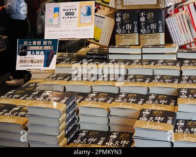 TOKIO, JAPAN - 13. April 2023: Ausstellung des neuen Haruki Murakami-Romans „die Stadt und ihre unsicheren Mauern“ in einem Maruzen-Buchladen in Tokio. Stockfoto