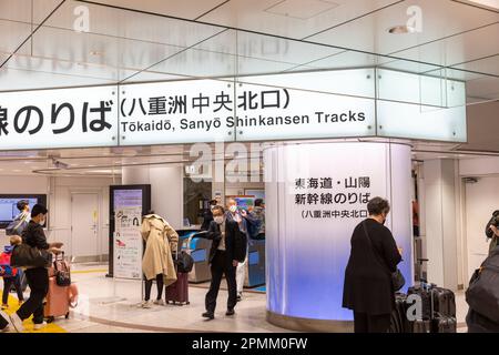 Tokyo Japan Railway Network, Passagiere am Bahnhof Tokio gehen durch die Ticketgates zu den Shinkansen Gleis Plattformen, April 2023 Stockfoto