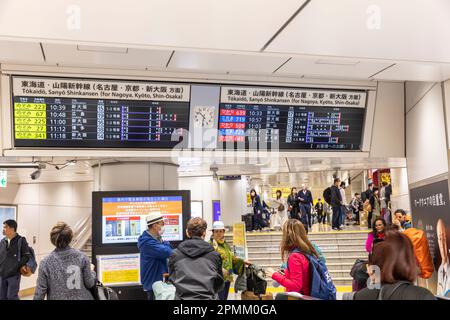 Shinkansen Hochgeschwindigkeitszug Tokio, Kundeninformationstafel und Pendler im japanischen Schienennetz, Japan, 2023 Stockfoto