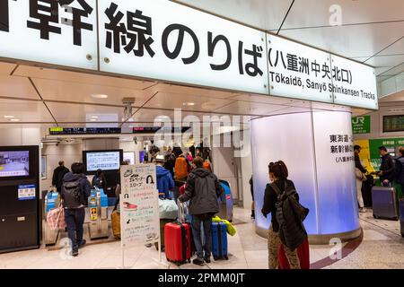 Tokyo Japan Railway Network, Passagiere am Bahnhof Tokio gehen durch die Ticketgates zu den Shinkansen Gleis Plattformen, April 2023 Stockfoto