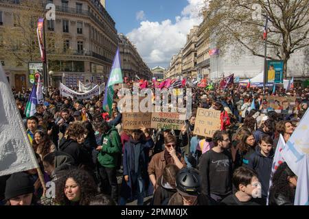 Französische Demonstranten überfluteten die Straßen für den 12. Tag inmitten der neuen Renten- und Rentengesetze Stockfoto