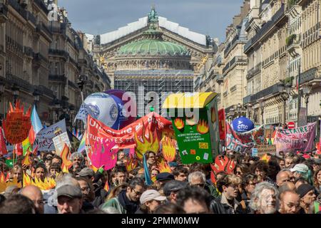 Französische Demonstranten überfluteten die Straßen für den 12. Tag inmitten der neuen Renten- und Rentengesetze Stockfoto