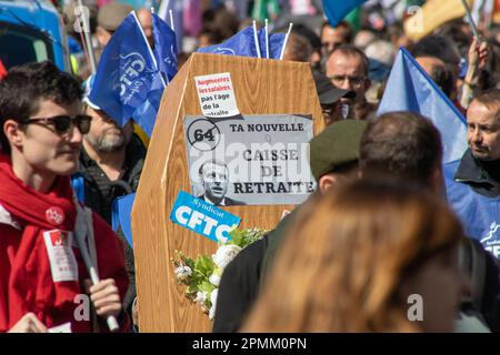 Französische Demonstranten überfluteten die Straßen für den 12. Tag inmitten der neuen Renten- und Rentengesetze Stockfoto