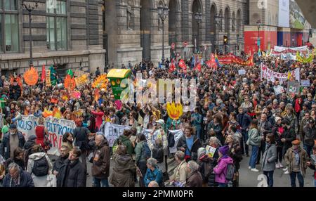 Französische Demonstranten überfluteten die Straßen für den 12. Tag inmitten der neuen Renten- und Rentengesetze Stockfoto