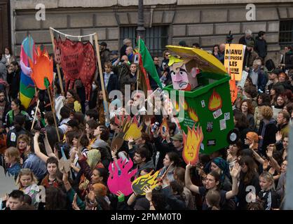 Französische Demonstranten überfluteten die Straßen für den 12. Tag inmitten der neuen Renten- und Rentengesetze Stockfoto