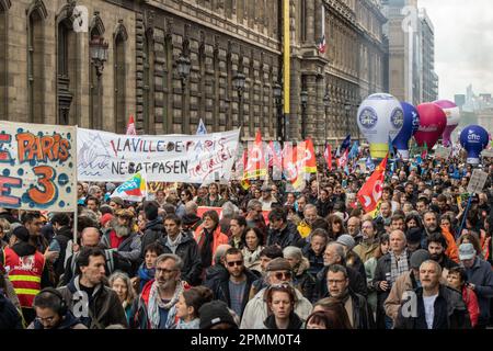 Französische Demonstranten überfluteten die Straßen für den 12. Tag inmitten der neuen Renten- und Rentengesetze Stockfoto