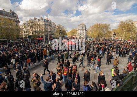 Französische Demonstranten überfluteten die Straßen für den 12. Tag inmitten der neuen Renten- und Rentengesetze Stockfoto