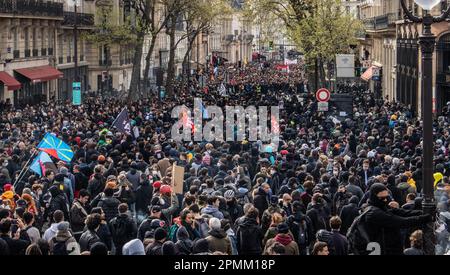 Französische Demonstranten überfluteten die Straßen für den 12. Tag inmitten der neuen Renten- und Rentengesetze Stockfoto