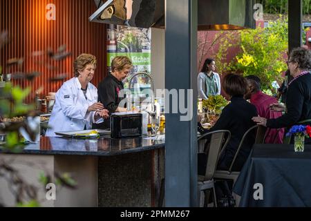 Kochvorführung während der erfahrenen Chefserie des Atlanta Botanical Garden im Veranstaltungsbereich Outdoor Kitchen im Garten. (USA) Stockfoto