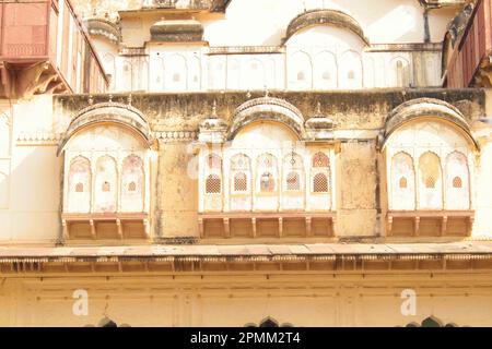 Der Stadtpalastkomplex Alwar, erbaut im 18. Jahrhundert, befindet sich in den Ausläufern von Aravalli, direkt unter Bala Quila Stockfoto