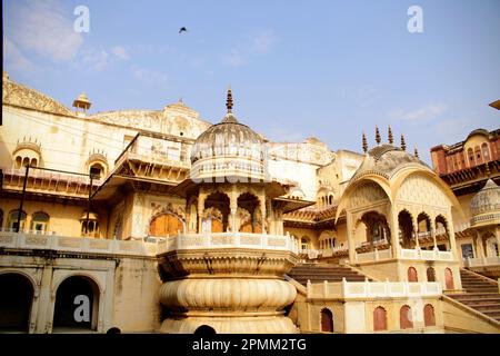 Der Stadtpalastkomplex Alwar, erbaut im 18. Jahrhundert, befindet sich in den Ausläufern von Aravalli, direkt unter Bala Quila Stockfoto