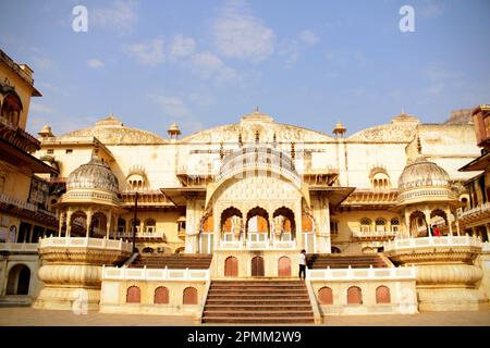 Der Stadtpalastkomplex Alwar, erbaut im 18. Jahrhundert, befindet sich in den Ausläufern von Aravalli, direkt unter Bala Quila Stockfoto