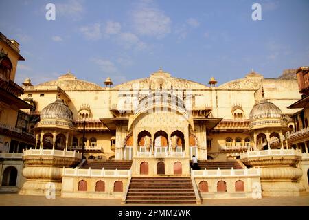 Der Stadtpalastkomplex Alwar, erbaut im 18. Jahrhundert, befindet sich in den Ausläufern von Aravalli, direkt unter Bala Quila Stockfoto