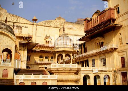 Der Stadtpalastkomplex Alwar, erbaut im 18. Jahrhundert, befindet sich in den Ausläufern von Aravalli, direkt unter Bala Quila Stockfoto