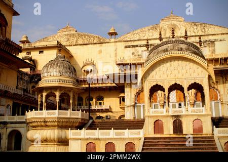 Der Stadtpalastkomplex Alwar, erbaut im 18. Jahrhundert, befindet sich in den Ausläufern von Aravalli, direkt unter Bala Quila Stockfoto