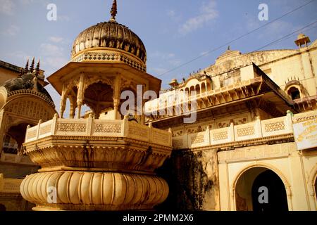 Der Stadtpalastkomplex Alwar, erbaut im 18. Jahrhundert, befindet sich in den Ausläufern von Aravalli, direkt unter Bala Quila Stockfoto