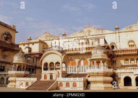 Der Stadtpalastkomplex Alwar, erbaut im 18. Jahrhundert, befindet sich in den Ausläufern von Aravalli, direkt unter Bala Quila Stockfoto