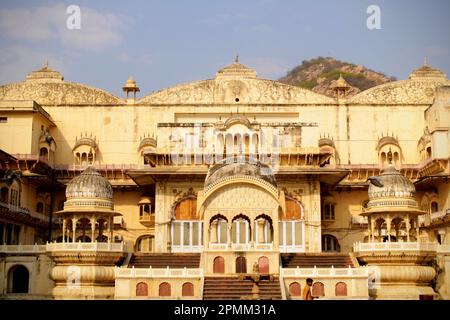 Der Stadtpalastkomplex Alwar, erbaut im 18. Jahrhundert, befindet sich in den Ausläufern von Aravalli, direkt unter Bala Quila Stockfoto