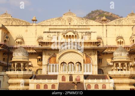 Der Stadtpalastkomplex Alwar, erbaut im 18. Jahrhundert, befindet sich in den Ausläufern von Aravalli, direkt unter Bala Quila Stockfoto