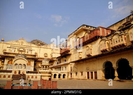 Der Stadtpalastkomplex Alwar, erbaut im 18. Jahrhundert, befindet sich in den Ausläufern von Aravalli, direkt unter Bala Quila Stockfoto